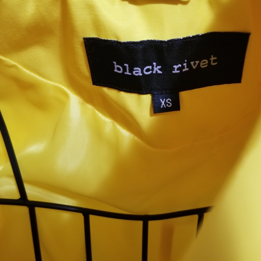 Black Rivet Yellow Short Trench Coat. Size: XS. - Picture 4 of 6